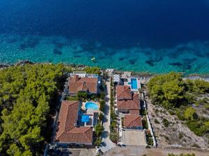 una vista aérea de una casa junto al agua en Villa Rosada, en Vela Luka