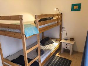 コラレホにあるBamboo Apartmentの二段ベッド2組(テーブル付)が備わる客室です。