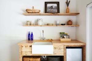 une cuisine avec un comptoir en bois avec un évier dans l'établissement Tourists, à North Adams