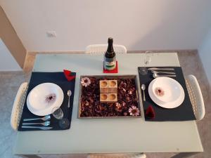 ネルハにあるmi apartamento 60のワイン1本と食べ物1杯付きのテーブル
