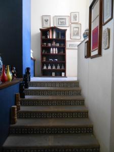 eine Treppe in einem Haus mit Treppenaufgang in der Unterkunft Habitación amplia cerca de Andares in Guadalajara