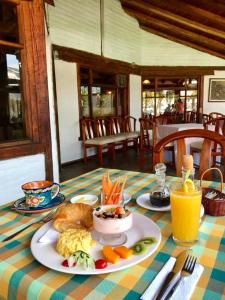 uma mesa com um prato de comida numa mesa em Hotel y Hosteria Natabuela em Natabuela