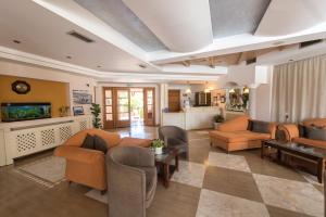 een grote woonkamer met banken en een televisie bij Sun Rise Hotel Apartments in Eretria