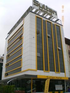 un edificio con un cartel encima en Sultan Hotel, en Mersin