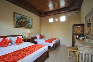 una habitación de hotel con 2 camas y un cuadro en la pared en Narda House Ubud, en Ubud