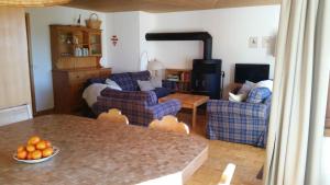 een woonkamer met 2 banken en een tafel bij Barlangia (453 Ko) in Valbella