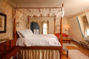 um quarto com uma cama de dossel num quarto em The Robert Morris Inn em Oxford