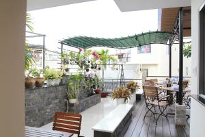 een balkon met een tafel, stoelen en planten bij Ngoc Minh Hotel in Ho Chi Minh-stad