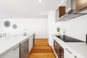 A kitchen or kitchenette at The Jetty on Beach Rd Apartment by Ready Set Host