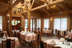 A restaurant or other place to eat at Hotel Korona