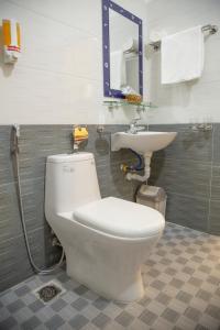La salle de bains est pourvue de toilettes et d'un lavabo. dans l'établissement Hanoi City Backpackers Hostel, à Hanoï