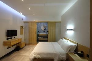 Voodi või voodid majutusasutuse DaLi LOFT Travelling With Hostel toas