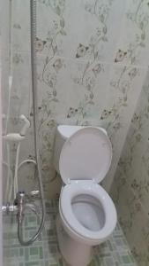 W łazience znajduje się biała toaleta i prysznic. w obiekcie Homestay dan Kost 78 w mieście Jepara
