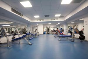 una palestra con diversi tapis roulant e macchinari di Mari Vila Hotel a Bucarest