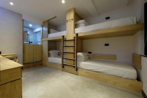 เตียงสองชั้นในห้องที่ DaLi LOFT Travelling With Hostel