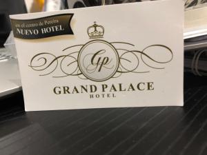 una señal para un gran hotel palacio en una mesa en Hotel Gran Palacio, en Pereira