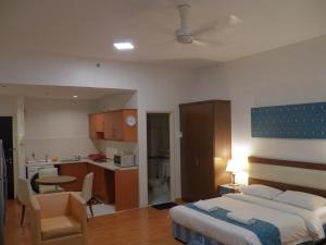 Habitación de hotel con cama y cocina en Maytower Apartment en Kuala Lumpur