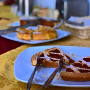 une table avec deux assiettes de gaufres dans l'établissement Residence Hotel Antica Perla, à San Leone