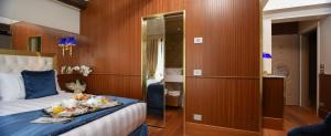 Łóżko lub łóżka w pokoju w obiekcie Santa Croce Boutique Hotel