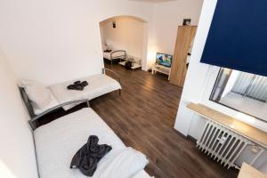 een kamer met een bed en een woonkamer bij AVR Apartment HOF 8 in Bremerhaven