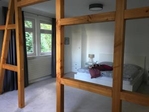 バート・ハルツブルクにあるVilla Elfensteinの大きな木製二段ベッドが備わる客室です。