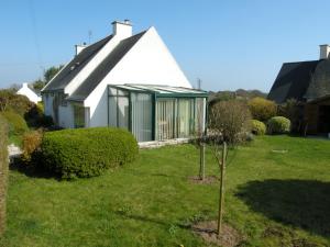 ネヴェにあるGîte de Pont C'Hoatの黒屋根の小さな白い家