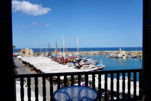uma vista para uma marina com barcos na água em Harbour view flat in Kyrenia -Girne em Kyrenia