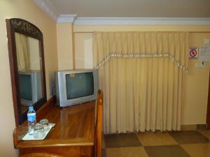 En TV eller et underholdningssystem på U-Dara Inn Guesthouse