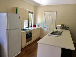 A kitchen or kitchenette at Hillview Farmstay