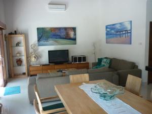 sala de estar con sofá y mesa en Taman Sari Villas, en Seminyak