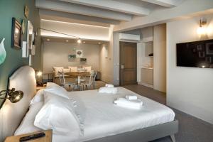 Habitación de hotel con cama y comedor en Relais Chiaramonte, en Ragusa