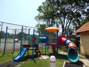 un parque con parque infantil con tobogán en Rumbia Resort Villa Paka, en Paka