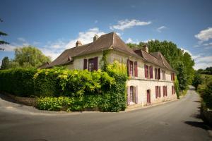 uma casa velha com hera na beira de uma estrada em La Bastide du Roy em Villamblard