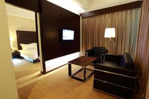 Televisyen dan/atau pusat hiburan di Symphony Suites Hotel
