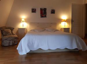 A bed or beds in a room at La Bastide du Roy