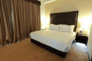 Katil atau katil-katil dalam bilik di Symphony Suites Hotel