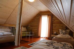Zimmer im Dachgeschoss mit 2 Betten und einem Fenster in der Unterkunft Blockhaus in Lahr