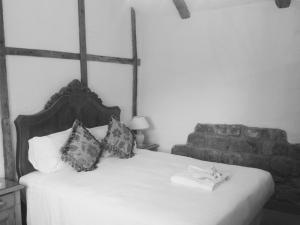 
A bed or beds in a room at Slapton Manor
