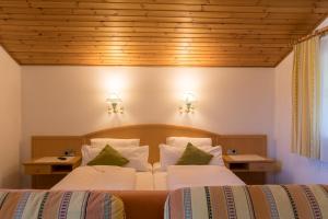 1 dormitorio con 2 camas y 2 luces en la pared en Landhaus Tripolt, en Radstadt