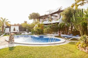 a swimming pool in the yard of a house at Placer de Meca in Zahora