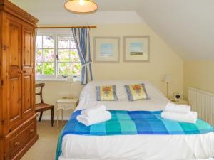 a bedroom with a bed with towels on it at 8 The Whinlands in Thorpeness