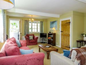 a living room with two couches and a table at 8 The Whinlands in Thorpeness