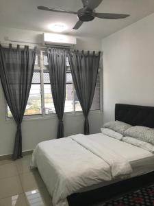 Schlafzimmer mit einem Bett und einem Deckenventilator in der Unterkunft SINGGAH Putrajaya - 3 Bedrooms with Pool and KL View in Putrajaya