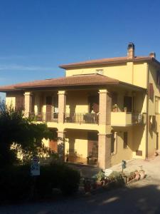 een groot geel gebouw met een balkon bij Il girasole in Castel Ritaldi