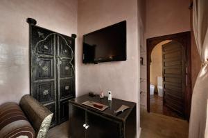 โทรทัศน์และ/หรือระบบความบันเทิงของ Riad les Ammonites and Spa