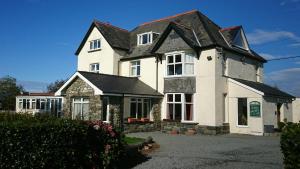 uma casa branca com um telhado preto em Cadwgan House em Dyffryn