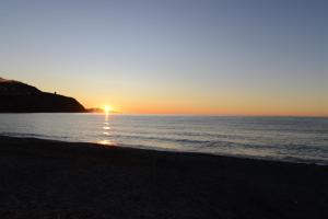 - un coucher de soleil sur une plage donnant sur l'océan dans l'établissement Bahía Tropical, à Almuñécar