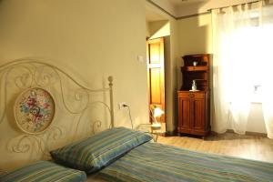 A bed or beds in a room at Villa Perla del Lago