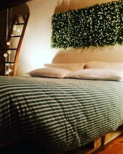 バッサーノ・デル・グラッパにあるAlloggio Il Giuggioloのベッドルーム1室(壁に絵画が描かれたベッド1台付)