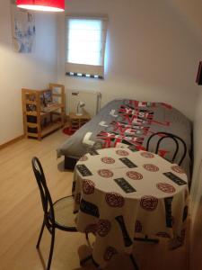 a bedroom with a bed and a table and chair at Pavillon en Touraine in Savonnières